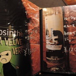 バー クラスター - 右のアブサンは、店内にラベルの絵が飾られてます【2017年7月】