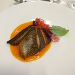 タピルージュ - (2017年7月　訪問)Cコースの魚料理。イサキのポワレ、季節野菜添え、赤ピーマンのクーリ。