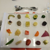 タピルージュ - (2017年7月　訪問)スペシャリテ『20種類の季節野菜 タピルージュコレクション』。どのコースにも必ず付く前菜です。