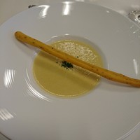 タピルージュ - (2017年7月　訪問)季節野菜のスープ。この日はコーンポタージュ、トマトとブラックペッパーのグリッシーニ添え。トウモロコシの優しい旨味が美味しいポタージュでした。