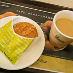 ミスタードーナツ - 「パン・デ・グリーンカレー」（194円）と「ミスド カフェオレ」（302円）。ミスドのカリーパンは美味しかった・・・。