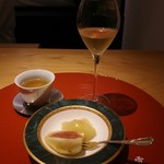 肉屋 雪月花 NAGOYA - 一口食べた時にソムリエさんが「デザートワインを忘れとった～」だって(笑)