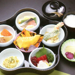 Nakamuraya Ryokan - 花びらをかたどったお弁当箱にお料理を盛った定番のメニューです。