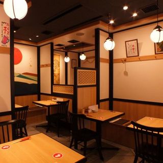 坐もつ焼き いしん - 広々とした店内