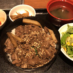Gokammanzoku - 和牛すじの煮込み丼セット 1280円。