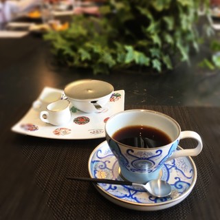 モダンな有田焼で頂くこだわりのコーヒー・紅茶
