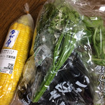 三徳 - 料理写真:「見切り野菜セット」と「茹でトウモロコシ」。
今日の見切りセットの中の品数は少なめ。。
店内で茹でたと称されるトウモロコシは美味です。