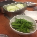 串まん - 枝豆とお通しの生キャベツ