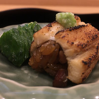 の弥七 - オイスターソースは無添加のものとの事で雑味なく甘みも極めて控えめ。常温の先付だが穴子は柔らかにホロリと。おこわもコクを持ってもっちりほろり。