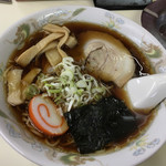 Tokuichi - ラーメン
                        
                        おやおや？昼に食べたのとよく似たラーメンだのぅ。
                        
                        違うのはワカメか海苔っくらいのもんだぜぇ〜
                        
                        
                        