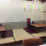 特一 - 店内はカウンターと小上がり。居酒屋みたいな感じです。地元の少年野球の写真いっぱいあるから、指導者や親の打ち上げ御用達なんだろうね。あとは近所の飲兵衛親父や母ちゃん。