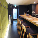 店内はカウンターのみ