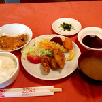 レストランZOO - ある日のランチメニュー(¥800)
      鶏のピカタ&牡蠣フライ
      どちらも味はいつも通り美味しかったが、ボリュームが足りない感じ。メインの選び方によってはこんた事もある。