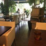 512 CAFE & GRILL - 店内から外を眺める