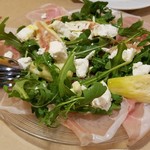 モンレアーレ - イチヂク・生ハム・フェダチーズのサラダ