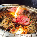 炭火焼肉 やまもと - 牛タン　両面よくあぶります