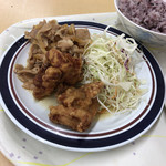 明星大学大学会館 食堂 - 唐揚げ2個と焼肉のボリューム盛り合わせ。