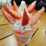 美園アイスクリーム - いちごパフェ（380円）