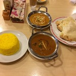 ラズマハル - ★Aランチ （チキン・辛口・ライス・マンゴーラッシー・680円)★上がチキン、下がマトン