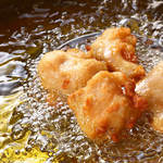 Sumibi Kushiyaki Kushi Yoshi - 鶏の唐揚・鶏醤漬　新鮮な鶏から生まれた、天然発酵調味料鶏醤の唐揚げです