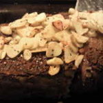 ステーキ肉800g焼いてにんにく乗せ