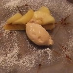 ア ミオ アージョ - 2011.１月 りんご（秋田産サン富士）のタルト　カラメルジェラート添え