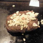 ステーキ肉800g焼いてにんにく乗せ