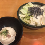 一軒め酒場 - アンチョビポテトサラダ¥200と、塩キャベツ¥190。いずれも税別