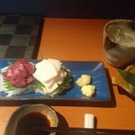 うまと - 上赤身とたてがみの二点盛り 奥が焼酎「銀しろ」ロック