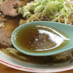 Maeyama - スープ
                        お！とんこつ醤油になんか味わった事ない味。
                        美味いぞ。
                        コショウかかってないのにコショウの香りがする。
                        
                        コク、旨味ともしっかりのスープ。
                        
                        
                        