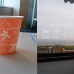 ジェーシービー・ラウンジ - 左・よく見たらコップがかわいいね　右・窓から見える東京湾。