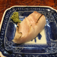う越貞 - 3.5キロの真魚鰹 皮目をさっと炙って