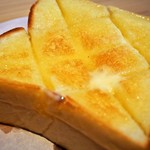 食パン専門店 デアイ・ザ・ベーカリー - ハニーナッツトースト（バターをよく塗り込む）