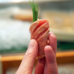 寿司栄 - 鮪のカマシタの下のあたりを少し炙って芽ネギを巻いて...