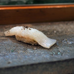 寿司栄 - アオリイカの握り、イカの墨を合わせた塩をパラり...