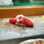 寿司栄 - 境港の天身（鮪の中トロに一番近い部分の赤身）の漬け、皮と身の間の旨味成分を上に添えて