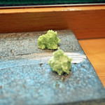 寿司栄 - 安曇野の山葵（奥） 富士山の伏流水で育った山葵（手前）