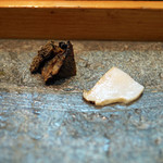 寿司栄 - 大原産の蒸し鮑と生の鮑の摘み