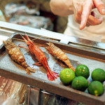 寿司栄 - 左から右へ...獅子海老、シマ海老、ガス海老