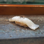 寿司栄 - アオリイカの握り、イカの墨を合わせた塩をパラり...