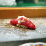 寿司栄 - 境港の天身（鮪の中トロに一番近い部分の赤身）の漬け、皮と身の間の旨味成分を上に添えて