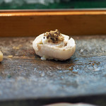 寿司栄 - カワハギの握り