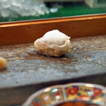 寿司栄 - 大原の真鯛の握り、橙の泡を添えて