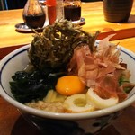 讃岐うどん 野らぼー - のらぼーうどんは、丸い大きなじゃこ天と生卵がトレードマーク！