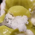 目白 志むら - そら豆ずんだ餡と天然氷を組み合わせて食べてみると、氷を組み合わせることでそら豆ずんだ餡の青臭さが消えて中々のウマさ！