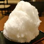 目白 志むら - 表はずんだ餡たっぷりですが、裏は完全に氷山のような姿に驚き！