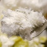 目白 志むら - なお、天然氷を奥まで掘り進んでいくと、ミルクが掛かっている部分を発見しました。