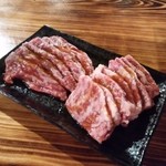 与那国丑牧場 肉人 - いわて門崎丑カルビ850円　赤身800円税込。