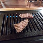 与那国丑牧場 肉人 - 軽く表面だけ焼く。