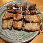 焼鳥いなかもん - 奥、砂ずり 100円×2、手前、豚ばら 130円×2